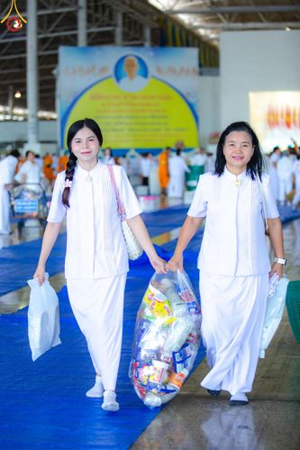 ภาพ No.139160:พิธีตักบาตร , พิธีบูชาข้าวพระ ณ ห้องแก้วสารพัด 1 สภาธรรมกายสากล วัดพระธรรมกาย วันอาทิตย์ต้นเดือนที่ 2 มิถุนายน พ.ศ. 2567