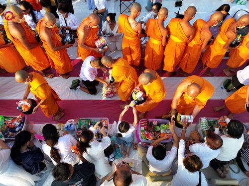 ภาพ No.101914:ตักบาตรพระ 10,000 รูป เติมบุญให้แผ่นดิน เนื่องในโอกาส 192 ปี จังหวัดกาญจนบุรี หนึ่งในโครงการตักบาตรพระ 2,000,000 รูป  77 จังหวัดทุกวัดทั่วไทย วันจันทร์ที่ 11 ธันวาคม พ.ศ. 2566 บริเวณถนนสองแคว (SKY WALK) เมืองกาญจนบุรี