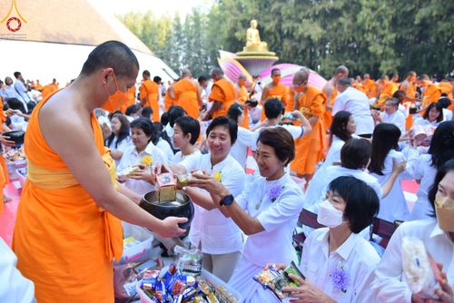 ภาพ No.107471:พิธีตักบาตรพระธรรมยาตราฯ ในโครงการธรรมยาตรากตัญญูบูชา มหาปูชนียาจารย์ พระมงคลเทพมุนี(สด จนฺทสโร) พระผู้ปราบมาร ปีที่ 12 ณ อนุสรณ์สถานมหาวิหารพระมงคลเทพมุนี อ.สองพี่น้อง จ.สุพรรณบุรี วันที่ 7 มกราคม พ.ศ. 2567