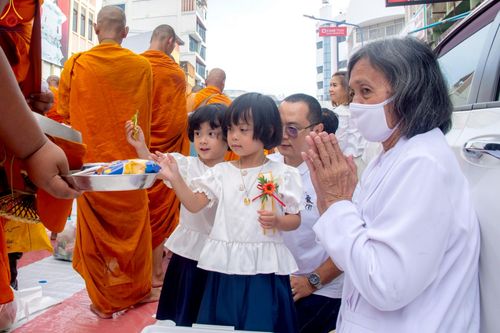 ภาพ No.237154:วันอาทิตย์ที่ 10 สิงหาคม พ.ศ. 2568 มหาสังฆทานครั้งยิ่งใหญ่ ตักบาตรพระ 10,000 รูป ถ.นิพัทธ์อุทิศ 3 ใจกลางนครหาดใหญ่ จ.สงขลา (ชุดที่ 2)