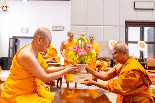 ภาพ No.214866:พิธีต้อนรับสัญญาบัตร พัดยศ พระราชวิเทศวชิรเวที (บัณฑิต วรปญฺโญ) เจ้าอาวาสวัดพระธรรมกายสกอตแลนด์ สหราชอาณาจักร ผู้ช่วยเจ้าอาวาสวัดพระธรรมกาย ณ อุโบสถพระไตรปิฏก วัดพระธรรมกาย