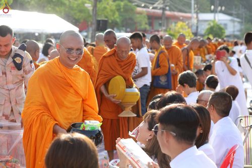 ภาพ No.235247:วันอาทิตย์ที่ 27 กรกฎาคม พ.ศ. 2568 พิธีตักบาตรพระ1,000 รูป ทำบุญเมืองพัทลุง ประธานสงฆ์ พระปริยัติวชิโรดม  เจ้าคณะจังหวัดพัทลุง ประธานฆราวาส นายรัฐศาสตร์ ชิดชู  ผู้ว่าราชการจังหวัดพัทลุง