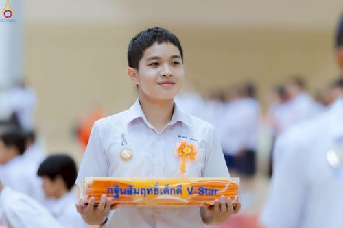 ภาพ No.246012:วันเสาร์ที่ 13 กันยายน พ.ศ. 2568 พิธีมอบผ้าไตรประธานกฐินสัมฤทธิ์เด็กดี V-Star ณ สภาธรรมกายสากล วัดพระธรรมกาย