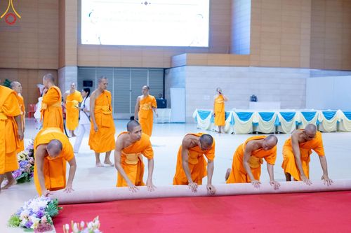 ภาพ No.146185:วันมหารำลึก ครั้งที่ 34 พิธีร่วมรำลึกถึงนักสร้างบารมีที่ล่วงลับไปแล้ว , พิธีสวดพระพุทธมนต์ ณ ห้องแก้วสารพัดนึก 1 วัดพระธรรมกาย วันเสาร์ที่ 27 กรกฎาคม พ.ศ. 2567