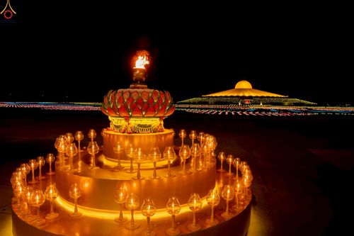 ภาพ No.241073:วันพุธที่ 27 สิงหาคม พ.ศ. 2568 พิธีจุดประทีป ในวันธรรมชัย ณ วัดพระธรรมกาย