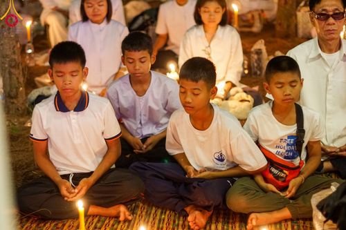 ภาพ No.107212:พิธีจุดประทีปถวายเป็นพุทธบูชา และบูชาธรรมมหาปูชนียาจารย์ ในโครงการธรรมยาตรากตัญญูบูชา มหาปูชนียาจารย์ พระมงคลเทพมุนี(สด จนฺทสโร) พระผู้ปราบมาร  อนุสรณ์สถาน 7 แห่ง ปีที่ 12  วันที่ 6 มกราคม พ.ศ. 2567 ณ อนุสรณ์สถานมหาวิหารพระมงคลเทพมุนี อ.สองพี่น้อง จ.สุพร