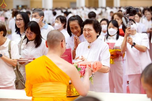 ภาพ No.228414:วันอาทิตย์ที่ 8 มิถุนายน พ.ศ. 2568 พิธีถวายทุนสนับสนุนพระไตรปิฎกฉบับธรรมชัย และอนุรักษ์คัมภีร์โบราณ ณ ห้องแก้วสารพัดนึก 2 วัดพระธรรมกาย