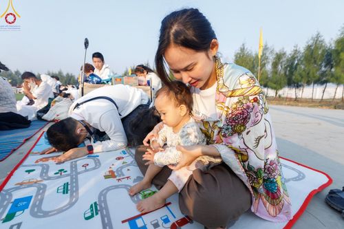 ภาพ No.201122:พิธีตักบาตรพระธรรมยาตรา ณ อนุสรณ์สถานลำดับที่ 5 สถานที่เผยแผ่วิชชาธรรมกายครั้งแรก อนุสรณ์สถานบางปลา วัดบางปลา อำเภอบางเลน จังหวัดนครปฐม ในโครงการธรรมยาตรา กตัญญูบูชา มหาปูชนียาจารย์ พระมงคลเทพมุนี(สด จนฺทสโร) พระผู้ปราบมาร อนุสรณ์สถาน 7 แห่ง ปีที่ 13