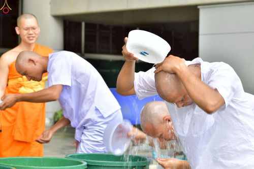 ภาพ No.230873:วันที่ 28 มิถุนายน พ.ศ. 2568 พิธีตัดปอยผมและปลงผม โครงการบวชพระนานาชาติ AEC & WAB รุ่นที่ 9 ณ วิหารคด 2 วัดพระธรรมกาย