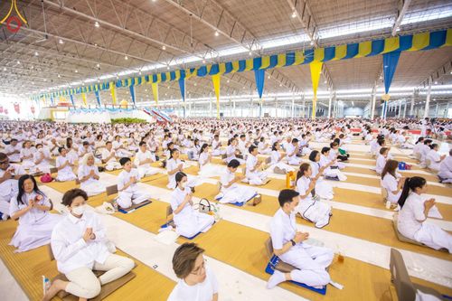 ภาพ No.159254:พิธีบูชาข้าวพระ ในวันอาทิตย์ต้นเดือน วันที่ 6 ตุลาคม พ.ศ. 2567 ณ สภาธรรมกายสากล วัดพระธรรมกาย