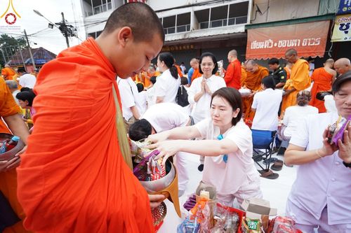 ภาพ No.146336:ตักบาตรพระ 1,384 รูป ทำบุญเมืองฝางครบรอบ 1,383 ปี ถวายเป็นพระราชกุศลแด่พระบาทสมเด็จพระเจ้าอยู่หัว เนื่องในโอกาสพระราชพิธีมหามงคล เฉลิมพระชนมพรรษา 6 รอบ 72 พรรษา วันเสาร์ที่ 27 กรกฎาคม พ.ศ.2567  ณ ถนนหน้าที่ว่าการอำเภอฝาง จ.เชียงใหม่