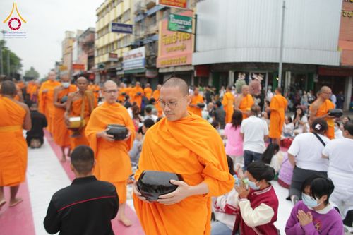 ภาพ No.210372:วันอาทิตย์ที่ 9 มีนาคม พ.ศ. 2568 พ่อเมืองโคราชจัดตักบาตรพระหมื่น ทำบุญเมือง 557 ปี