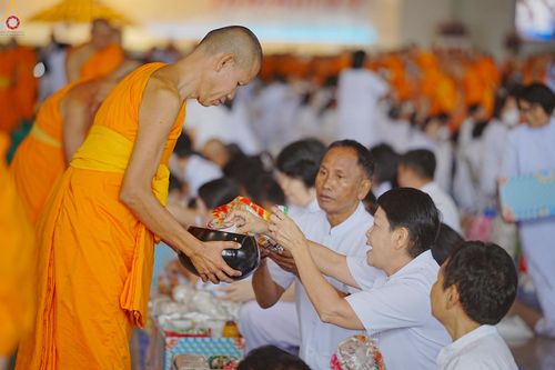 ภาพ No.240493:วันพุธที่ 27 สิงหาคม พ.ศ. 2568 พิธีตักบาตร ในวันธรรมชัย ณ วัดพระธรรมกาย จ.ปทุมธานี