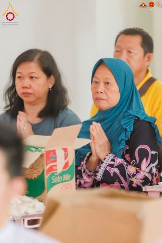 ภาพ No.283514:วันอาทิตย์ที่ 21 ธันวาคม  2568 พิธีบิณฑบาตฉลองสามเณรใหม่ ประเทศอินโดนีเซีย