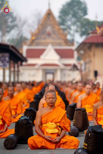 ภาพ No.297318:วันที่ 15 มกราคม พ.ศ.2569 พระธรรมยาตราปฏิบัติธรรมและถ่ายภาพหมู่ประวัติศาสตร์ อนุสรณ์สถานลำดับที่ 4 สถานที่เกิดด้วยกายธรรม  ณ วัดโบสถ์บน ต.บางคูเวียง จ.นนทบุรี ในโครงการธรรมยาตรา กตัญญูบูชา มหาปูชนียาจารย์ พระมงคลเทพมุนี(สด จนฺทสโร) พระผู้ปราบมาร อนุสรณ์ส