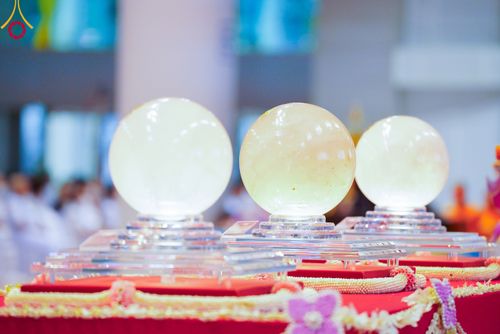 ภาพ No.86388:วันธรรมชัย ปีที่ 55 พิธีทอดผ้าป่ากฐินสมทบครั้งที่1, พิธีเจริญพุทธมนต์ ลูกนิมิตมหาสมบัติฯ พิธีจุดประทีป,พิธีฉลองชัยสวดมนต์บทธัมมจักกัปปวัตนสูตร วันอาทิตย์ที่ 27 สิงหาคม พ.ศ.2566 ณ สภาธรรมกายสากล / มหารัตนวิหารคด วัดพระธรรมกาย