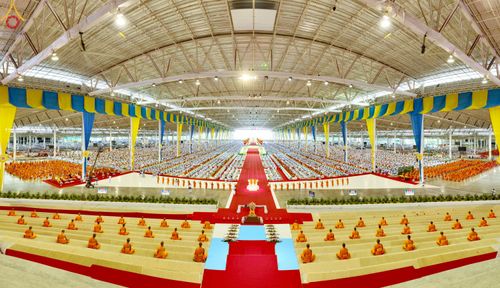 ภาพ No.85280:พิธีมุทิตาสักการะพระภิกษุ ผู้สอบได้เปรียญธรรม ๙ ประโยคระดับโลก, พิธีมอบโล่เกียรติยศและทุนการศึกษา สำนักเรียนบาลีดีเด่นทั่วประเทศ ในวันสมาธิโลก อาทิตย์ที่ 6 สิงหาคม พ.ศ. 2566 ณ สภาธรรมกายสากล วัดพระธรรมกาย