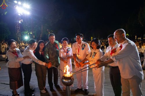 ภาพ No.82044:พิธีจุดวิสาขประทีป 22,000 ดวงและโคมลอย 3,000 ดวง ( Festival  lampion Vesak Indonesia) ณ มหาเจดียบรมพุทโธ อินโดนีเซีย  วันอาทิตย์ที่ 4 มิ.ย. พ.ศ.2566