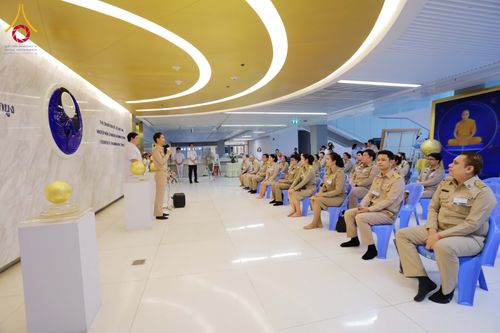 ภาพ No.311502:วันจันทร์ที่ 23 กุมภาพันธ์ พ.ศ. 2569 เปิดโลกทัศน์ผู้บริหารสถานศึกษายุคใหม่ เรียนรู้ต้นแบบการพัฒนาคนผ่านพลัง “บวร–V-Star” ผู้เข้ารับการพัฒนาตามโครงการ สพฐ. ศึกษาดูงานวัดพระธรรมกาย เสริมภาวะผู้นำคุณธรรมสู่การบริหารโรงเรียนอย่างยั่งยืน ณ อาคาร 100 ปี คุณยาย