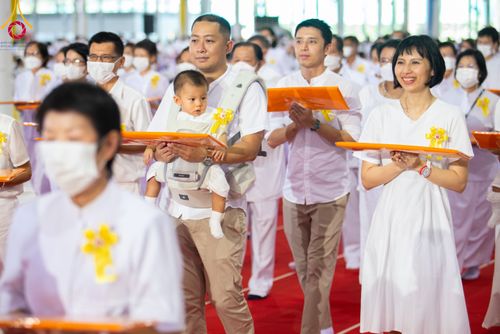 ภาพ No.86345:วันธรรมชัย ปีที่ 55 พิธีทอดผ้าป่ากฐินสมทบครั้งที่1, พิธีเจริญพุทธมนต์ ลูกนิมิตมหาสมบัติฯ พิธีจุดประทีป,พิธีฉลองชัยสวดมนต์บทธัมมจักกัปปวัตนสูตร วันอาทิตย์ที่ 27 สิงหาคม พ.ศ.2566 ณ สภาธรรมกายสากล / มหารัตนวิหารคด วัดพระธรรมกาย