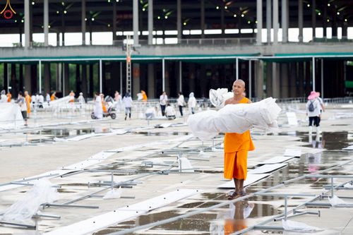 ภาพ No.225240:วันที่ 20 - 27 เมษายน พ.ศ. 2568 "ภาพแห่งความปลื้มที่ไม่มีวันจบ" คณะสงฆ์สามเณร เจ้าหน้าที่ และสาธุชน ร่วมแรงร่วมใจกันเตรียมงานและเก็บงาน เพื่อวันคุ้มครองโลก พิธีถวายมหาสังฆทานคณะสงฆ์ 40,000 กว่าวัดทั่วประเทศ