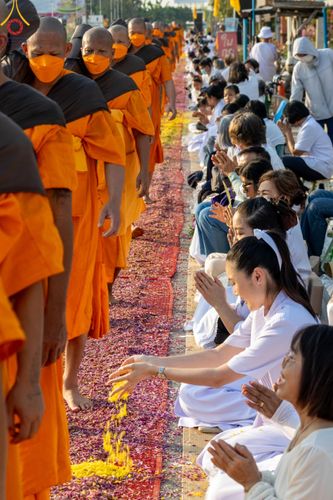 ภาพ No.110572:พิธีต้อนรับพระธรรมยาตรา ในโครงการธรรมยาตรากตัญญูบูชา มหาปูชนียาจารย์ พระมงคลเทพมุนี(สด จนฺทสโร) พระผู้ปราบมาร อนุสรณ์สถาน 7 แห่ง ปีที่ 12 วันที่ 11 มกราคม พ.ศ. 2567 ณ อนุสรณ์สถานลำดับที่ 3 สถานที่เกิดใหม่ในเพศสมณะ วัดสองพี่น้อง จ.สุพรรณบุรี