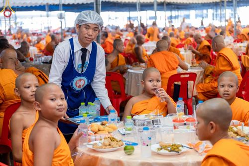 ภาพ No.59003:V.40 ภัตตาหารพระหมื่นวัด เราจัดให้ การปฏิบัติงานของเจ้าหน้าที่และอาสาสมัคร เพื่อรับบุญในการถวายภัตตาหาร แด่คณะสงฆ์ 10,000 กว่าวัดทั่วประเทศ ที่มาร่วมงานวันคุ้มครองโลก จันทร์ที่ 22 เมษายน พ.ศ. 2567 ณ วัดพระธรรมกาย