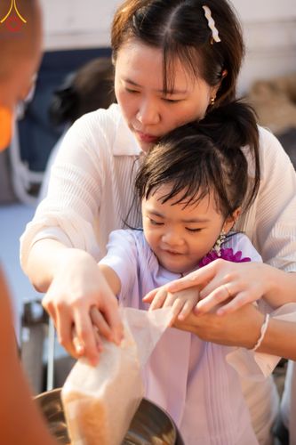 ภาพ No.116223:พิธีตักบาตรพระธรรมยาตรา ณ อนุสรณ์สถานลำดับที่ 4 สถานที่เกิดด้วยกายธรรม วัดโบสถ์(บน) จ.นนทบุรี วันที่ 21 มกราคม พ.ศ. 2567