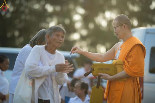 ภาพ No.198906:V.50 สารพัดV สารพัดดี ที่ธรรมยาตรา ในโครงการธรรมยาตรา กตัญญูบูชา มหาปูชนียาจารย์ พระมงคลเทพมุนี(สด จนฺทสโร) พระผู้ปราบมาร อนุสรณ์สถาน 7 แห่ง ปีที่ 13 ระหว่างวันที่ 2-31 มกราคม พ.ศ. 2568