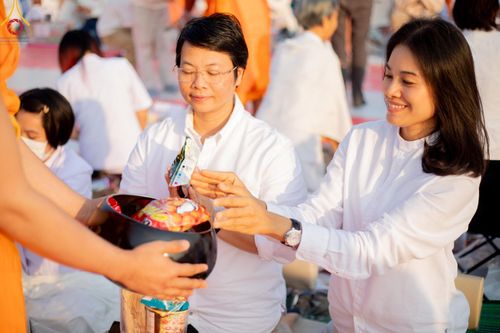 ภาพ No.201211:พิธีตักบาตรพระธรรมยาตรา ณ อนุสรณ์สถานลำดับที่ 5 สถานที่เผยแผ่วิชชาธรรมกายครั้งแรก อนุสรณ์สถานบางปลา วัดบางปลา อำเภอบางเลน จังหวัดนครปฐม ในโครงการธรรมยาตรา กตัญญูบูชา มหาปูชนียาจารย์ พระมงคลเทพมุนี(สด จนฺทสโร) พระผู้ปราบมาร อนุสรณ์สถาน 7 แห่ง ปีที่ 13