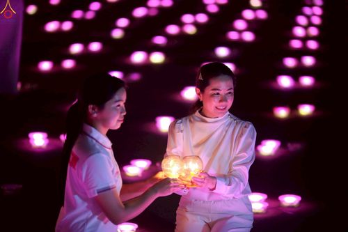 ภาพ No.224146:วันวิสาขบูชา วันอาทิตย์ที่ 11 พฤษภาคม พ.ศ. 2568 พิธีจุดวิสาขประทีป ,  พิธีเวียนประทักษิณรอบพระมหาธรรมกายเจดีย์ , พิธีฉลองชัยสวดมนต์บทธัมมจักกัปปวัตตนสูตร ครบ 7,357,000,000 จบ ณ มหารัตนวิหารคด วัดพระธรรมกาย