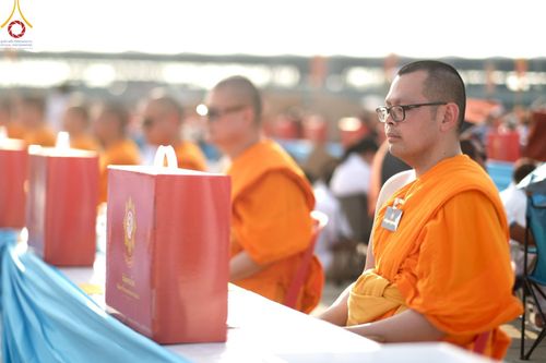 ภาพ No.221744:วันอังคารที่ 22 เมษายน พ.ศ. 2568 ภาพพิธีถวายมหาสังฆทานคณะสงฆ์ 40,000 กว่าวัดทั่วประเทศ เนื่องในวันคุ้มครองโลก ชุดที่ 2 (ปลื้มให้สมการรอคอย) ณ ลานธรรมพระมหาธรรมกายเจดีย์ วัดพระธรรมกาย