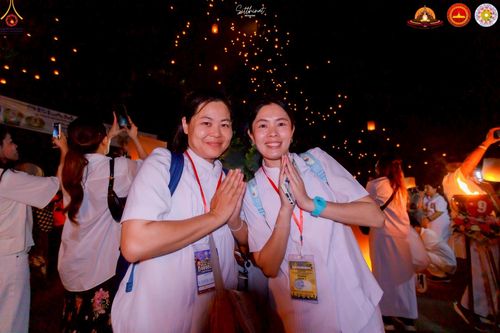 ภาพ No.224662:วันจันทร์ที่ 12 พฤษภาคม พ.ศ. 2568  ชาวพุทธในอินโดนีเซีย ร่วมฉลองวิสาขบูชาจุดประทีปกว่า 200,000 ดวง ณ พระมหาเจดีย์บรมพุทโธ  เจริญพุทธมนต์ถวาย “พระวชิรเกล้าเจ้าอยู่หัว”