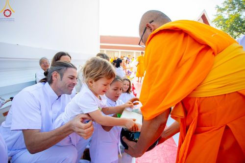 ภาพ No.197822:พิธีตักบาตรพระธรรมยาตรา ณ อนุสรณ์สถานลำดับที่ 4 สถานที่เกิดด้วยกายธรรม วัดโบสถ์(บน) ต.บางคูเวียง จ.นนทบุรี ในโครงการธรรมยาตรา กตัญญูบูชา มหาปูชนียาจารย์ พระมงคลเทพมุนี(สด จนฺทสโร) พระผู้ปราบมาร อนุสรณ์สถาน 7 แห่ง ปีที่ 13 วันที่ 19 มกราคม พ.ศ. 2568