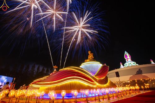 ภาพ No.192820:พิธีจุดประทีปถวายเป็นพุทธบูชา และบูชาธรรมมหาปูชนียาจารย์ ณ อนุสรณ์สถานคลองบางนางแท่น อ.สามพราน จ.นครปฐม ในโครงการธรรมยาตรา กตัญญูบูชา มหาปูชนียาจารย์ พระมงคลเทพมุนี(สด จนฺทสโร) พระผู้ปราบมาร อนุสรณ์สถาน 7 แห่ง ปีที่ 13 วันที่ 10 มกราคม พ.ศ. 2568