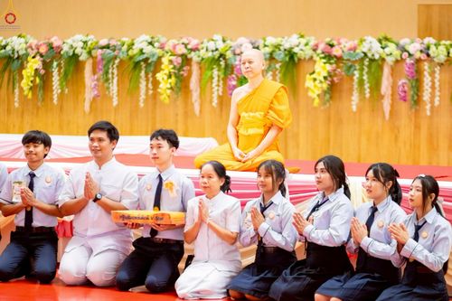 ภาพ No.246101:วันเสาร์ที่ 13 กันยายน พ.ศ. 2568 พิธีมอบผ้าไตรประธานกฐินสัมฤทธิ์เด็กดี V-Star ณ สภาธรรมกายสากล วัดพระธรรมกาย