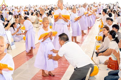 ภาพ No.215135:วันเสาร์ที่ 5 เมษายน พ.ศ. 2568 พิธีเวียนประทักษิณรอบพระมหาธรรมกายเจดีย์  พิธีวันทาเจดีย์ พิธีขอขมาและมอบผ้าไตร ในโครงการบรรพชาสามเณรฟื้นฟูพระพุทธศาสนาทั่วไทย , โครงการหน่อแก้วเปรียญธรรม รุ่นที่ 13 ,  โครงการสามเณรยุวธรรมทายาท รุ่นที่ 33 , โครงการสามเณรมั