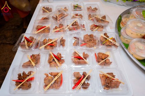 ภาพ No.305405:วันที่ 29 มกราคม พ.ศ. 2569 พิธีถวายภัตตาหารเป็นสังฆทาน แด่พระธรรมยาตรา ณ วัดพระธรรมกาย  จังหวัดปทุมธานี ในโครงการธรรมยาตรา กตัญญูบูชา มหาปูชนียาจารย์ พระมงคลเทพมุนี(สด จนฺทสโร) พระผู้ปราบมาร อนุสรณ์สถาน 7 แห่ง ปีที่ 14