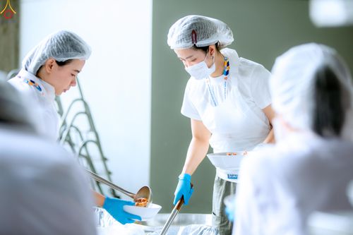 ภาพ No.325770:วันที่ 22 เมษายน พ.ศ.2569(วันคุ้มครองโลก) งานถวายมหาสังฆทาน 40,000 กว่าวัดทั่วประเทศ เจ้าหน้าที่ สาธุชน ร่วมใจจัดเตรียมภัตตาหารเพล (ชุด 2)