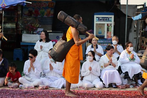 ภาพ No.295085:วันที่ 14 มกราคม พ.ศ. 2569 พิธีต้อนรับพระธรรมยาตรา อนุสรณ์สถานลำดับที่ 4  สถานที่เกิดด้วยกายธรรม ณ วัดโบสถ์บน ต.บางคูเวียง จ.นนทบุรี ในโครงการธรรมยาตรา กตัญญูบูชา มหาปูชนียาจารย์ พระมงคลเทพมุนี(สด จนฺทสโร) พระผู้ปราบมาร อนุสรณ์สถาน 7 แห่ง ปีที่ 14
