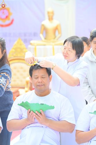 ภาพ No.280815:วันที่ 27 ธันวาคม พ.ศ. 2568  พิธีปลงผมนาคธรรมทายาท โครงการอุปสมบทหมู่บูชาธรรม 81 ปี หลวงพ่อธัมมชโย  ณ สมาคมพุทธ เขตตงช้ง ฮ่องกง