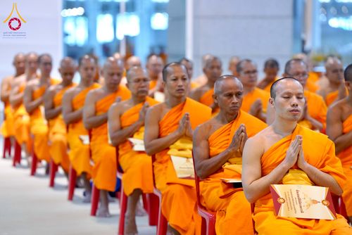 ภาพ No.284885:วันอาทิตย์ที่ 14 ธันวาคม พ.ศ.2568  พิธีปฏิบัติธรรม พิธีถวายภัตตาหารเป็นสังฆทาน พิธีมอบต้นสมบัติจักรพรรดิ ถวายแด่เจ้าอาวาสและประธานสงฆ์ 236 ศูนย์ส่งเสริมศีลธรรมทั่วโลก ณ สภาธรรมกายสากล วัดพระธรรมกาย