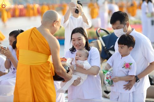 ภาพ No.279862:วันที่ 1 มกราคม พ.ศ.2569 พิธีตักบาตรในวันขึ้นปีใหม่ ณ ลานธรรม วัดพระธรรมกาย