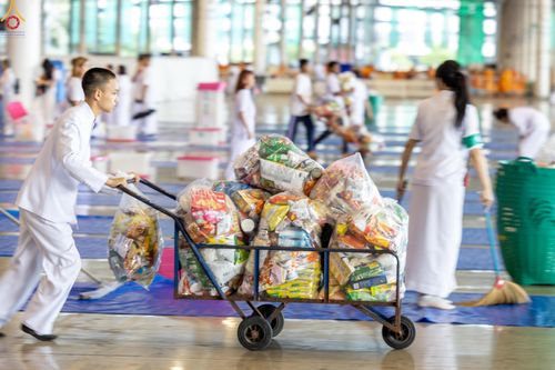 ภาพ No.311380:วันอาทิตย์ต้นเดือนที่ 1 มีนาคม พ.ศ.2569 พิธีตักบาตร และ พิธีบูชาข้าวพระ ณ สภาธรรมกายสากล วัดพระธรรมกาย