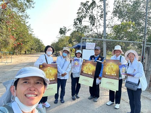 ภาพ No.300435:ภาพเบื้องหลังอาสาสมัครรวมใจ ชุดที่ 3 ในโครงการธรรมยาตรา กตัญญูบูชา มหาปูชนียาจารย์ พระมงคลเทพมุนี(สด จนฺทสโร) พระผู้ปราบมาร อนุสรณ์สถาน 7 แห่ง ปีที่ 14