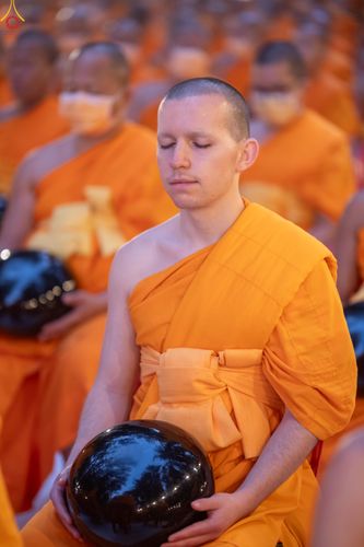 ภาพ No.289179:วันที่ 7 มกราคม พ.ศ. 2569 พิธีตักบาตรพระธรรมยาตรา ณ อนุสรณ์สถานลำดับที่ 1 สถานที่เกิดด้วยรูปกายเนื้อ อนุสรณ์สถานมหาวิหารพระมงคลเทพมุนี (โลตัสแลนด์) อ.สองพี่น้อง จ.สุพรรณบุรี ในโครงการธรรมยาตรา กตัญญูบูชา มหาปูชนียาจารย์ พระมงคลเทพมุนี(สด จนฺทสโร) พระผู้ป