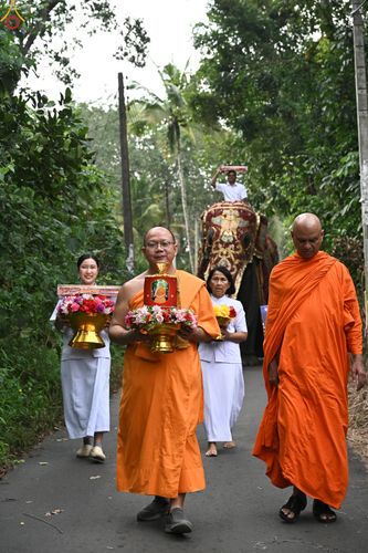 ภาพ No.278853:วันที่ 1 พฤศจิกายน  2568 กฐินสมทบวัดต่างประเทศ โดยคณะศิษยานุศิษย์ บูชาธรรม 81 ปี หลวงพ่อธัมมชโย กฐินช้างศรีลังกา  ณ วัดสุวรรณวิหาร เขตอาวิซาเวรี ประเทศศรีลังกา