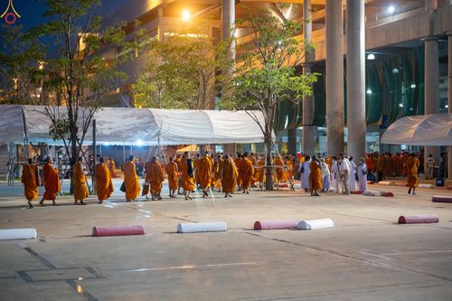 ภาพ No.323907:วันที่ 22 เมษายน พ.ศ.2569 (วันคุ้มครองโลก) งานถวายมหาสังฆทาน 40,000 กว่าวัดทั่วประเทศ บรรยากาศพระสังฆาธิการและสาธุชน  เดินทางเข้าวัดพระธรรมกาย และพักค้าง ตั้งแต่ ตอนเย็นวันที่ 21  ถึงเช้าวันที่ 22