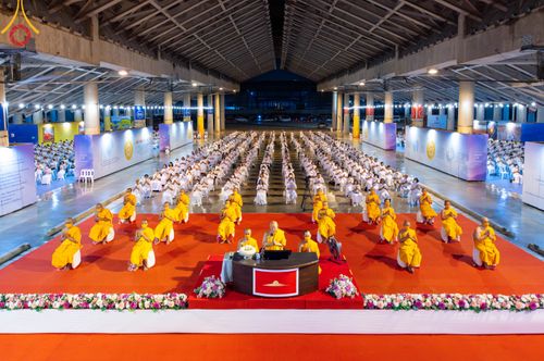 ภาพ No.86492:วันธรรมชัย ปีที่ 55 พิธีทอดผ้าป่ากฐินสมทบครั้งที่1, พิธีเจริญพุทธมนต์ ลูกนิมิตมหาสมบัติฯ พิธีจุดประทีป,พิธีฉลองชัยสวดมนต์บทธัมมจักกัปปวัตนสูตร วันอาทิตย์ที่ 27 สิงหาคม พ.ศ.2566 ณ สภาธรรมกายสากล / มหารัตนวิหารคด วัดพระธรรมกาย