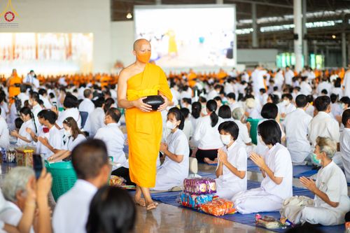 ภาพ No.82961:พิธีตักบาตร ณ บ้านแก้วเรือนทองคุณยายอาจารย์ฯ พิธีบูชาข้าวพระ ณ สภาธรรมกายสากล วัดพระธรรมกาย ในวันอาทิตย์ต้นเดือนที่ 2 ก.ค. พ.ศ.2566